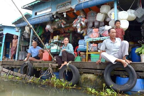 Bấp bênh làng nổi Campuchia ảnh 1